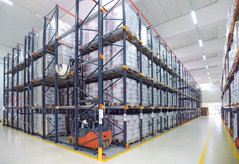 https://simplyracks.com/wp-content/uploads/2020/12/forklifts-circulate-drive-in-racks.1.1.jpg